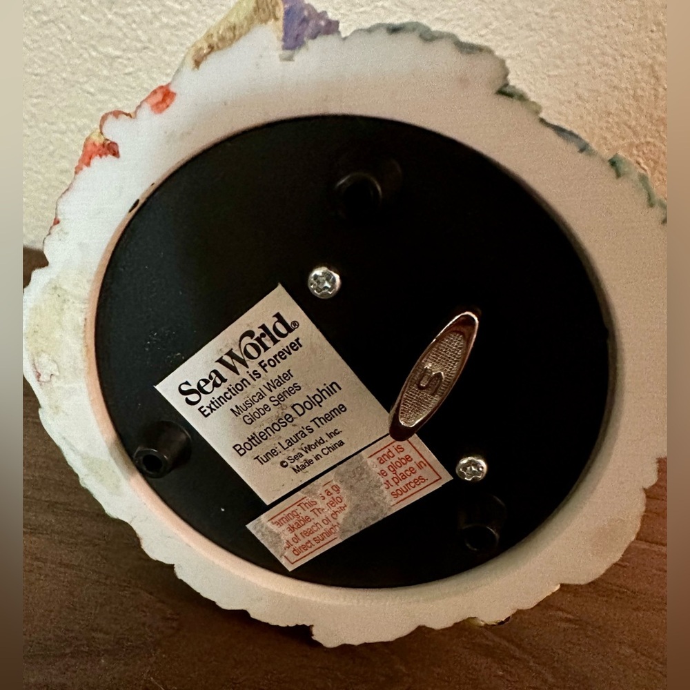 “Rare Find” 1990’s SeaWorld “Extinction Is Forever” Dolphin Musical Water Globe - Picture 3 of 6